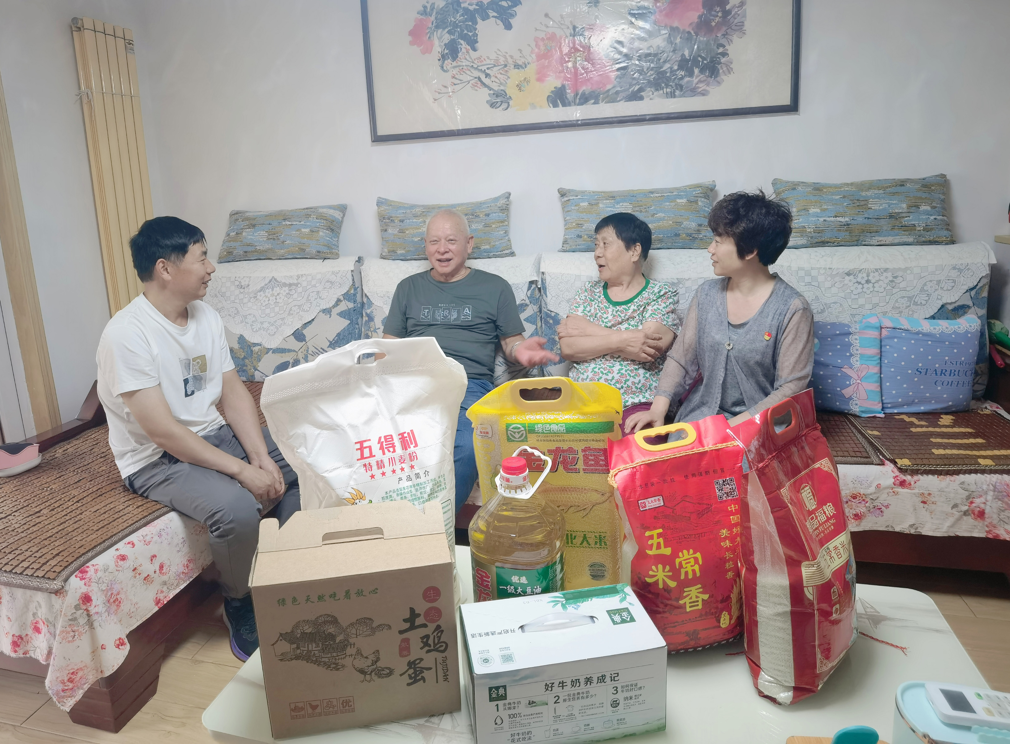 石佛辦事處通和社區(qū)與恒信黨支部 聯(lián)合開(kāi)展七一走訪(fǎng)慰問(wèn)社區(qū)老黨員活動(dòng)